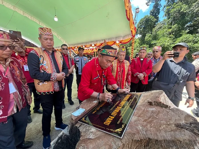TANDA TANGAN - Wakil Gubernur Kalimantan Barat Krisantus Kurniawan saat menanda tangani prasasti sekaligus meresmikan Rumah Adat Roming Ompuk Domauk Panu di Desa Embala, Kecamatan Parindu, Kabupaten Sanggau, Sabtu (6/6/2026).