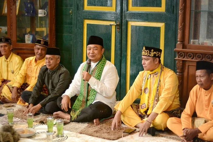HADIR - Bupati Ketapang Alexander Wilyo saat menghadiri buka puasa bersama yang digelar Ikatan Keluarga Besar Kerajaan Matan Tanjungpura (IKKRAMAT) di Keraton Matan, Kelurahan Mulia Kerta, Kecamatan Benua Kayong, Rabu (4/3/2026).