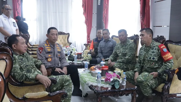 Gubernur Kalimantan Barat, Drs. H. Ria Norsan, M.M., M.H., menyambut kedatangan Panglima TNI Jenderal TNI Agus Subiyanto dan Kapolri Jenderal Polisi Listyo Sigit Prabowo di Kalimantan Barat, Sabtu (22/8/2026).