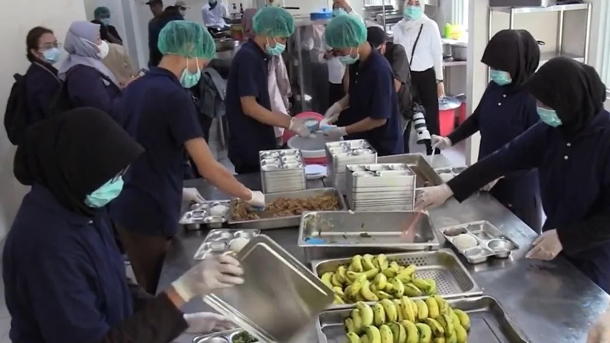 DPR RI mengusulkan dapur Program Makan Bergizi Gratis (MBG) ditempatkan langsung di sekolah. Usulan ini muncul setelah 70 kasus keracunan dengan hampir 6.000 korban terjadi.