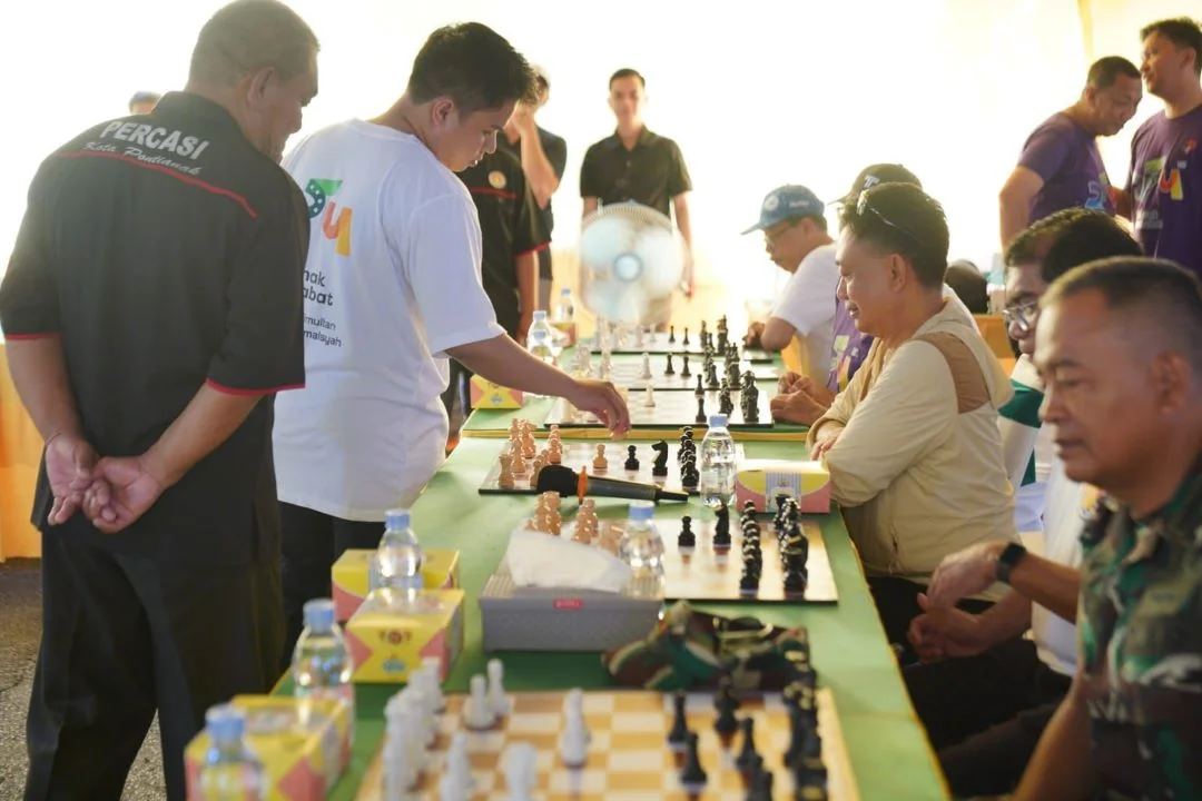 Wali Kota Edi Kamtono Adu Strategi Catur Lawan Master FIDE Muhammad Kamalsyah di Polnep. (FOTO: PROKOPIM)