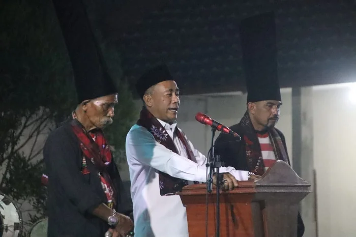 SAMBUTAN - Wakil Gubernur Kalbar Krisantus Kurniawan saat memberikan sambutan pada Haflatul Imtihan ke-41 Lembaga Pendidikan Islam (LPI) Nurul Ulum di Desa Sungai Enau, Kecamatan Kuala Mandor B, Kabupaten Kubu Raya, Jumat (24/7/2026)