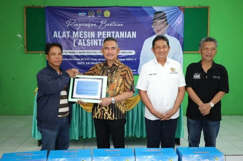 Istimewa - Wali Kota Tarakan Khairul menyerahkan secara simbolis Alsintan kepada perwakilan kelompok tani