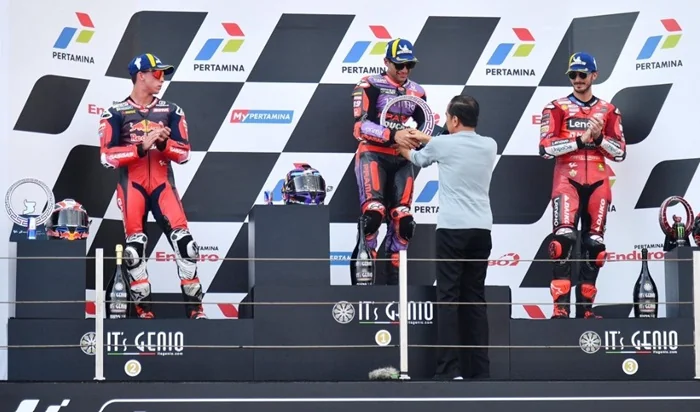 residen Joko Widodo menyerahkan trofi kepada Jorge Martin yang berhasil meraih posisi teratas dalam Pertamina Grand Prix of Indonesia 2024 di Sirkuit Internasional Pertamina Mandalika, Kabupaten Lombok Tengah, Provinsi NTB, pada Minggu, 29 September 2024.