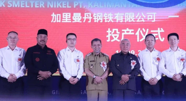 Gubernur Kalimantan Timur Isran Noor, Wakil Gubernur Kalimantan Timur Hadi Mulyadi berpose bersama jajaran PT. Kalimantan Ferro Industry (Foto:Dok. Kominfo Kaltim)