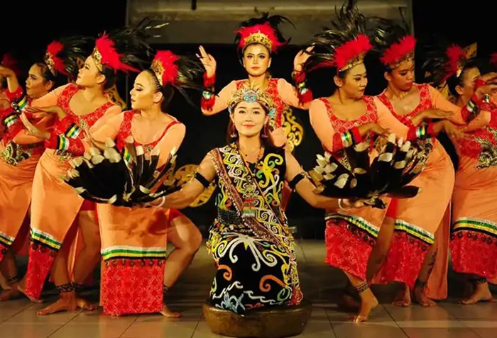 Tarian adat Kalimantan Timur (IST).