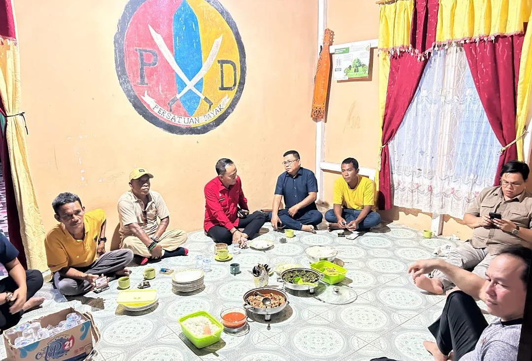Sowan ke Kediaman Edi Sobirin, Wagub Krisantus Tampung Aspirasi Warga Kapuas Hulu. (Foto: Adpim)