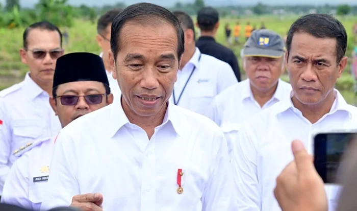 Presiden Joko Widodo menyampaikan keterangan pers usai meninjau program pompanisasi di Desa Layoa, Kabupaten Bantaeng, pada Jumat, 5 Juli 2024. Foto: BPMI Setpres/Muchlis Jr.