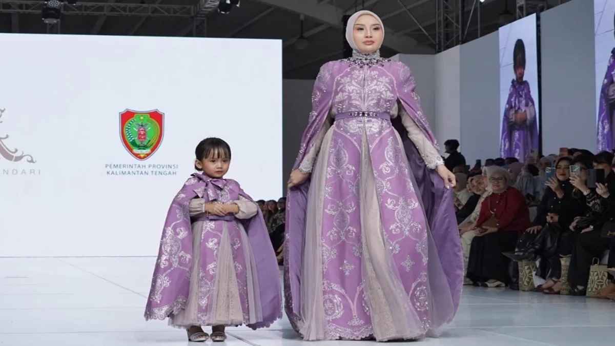 Dekranasda Kalimantan Tengah berkolaborasi dengan desainer nasional Ayu Dyah Andari di Jakarta Fashion Week 2026, menampilkan koleksi “Huma Betang Lantunan Meniti Kenangan” yang memadukan filosofi budaya Dayak dan keindahan wastra khas Kalteng. Foto: MMCK