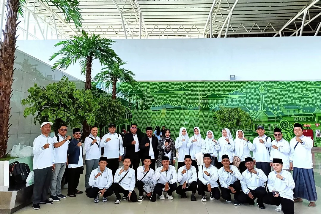 Rombongan kafilah MQKN Kalbar 2025 sebelum terbang ke Sulsel. | 32 Orang Kafilah MQKN Kalbar: Hanya 15 Santri, Sisanya Panitia dan Pendamping. (FOTO: KEMENAG KALBAR)