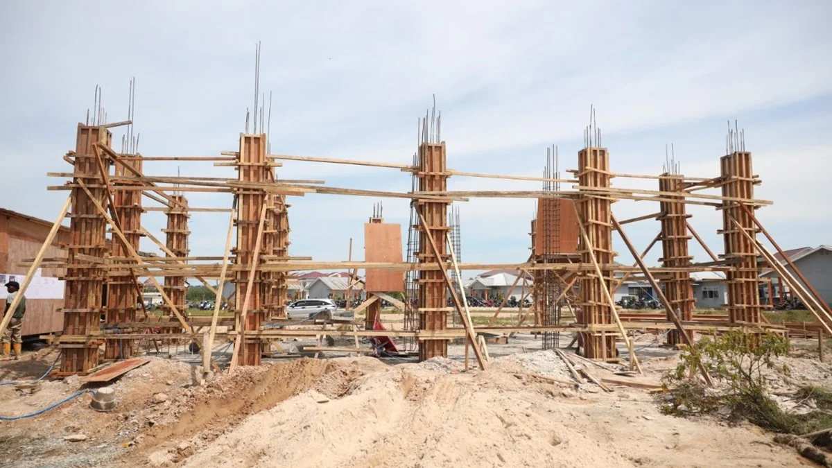 Wakil Gubernur Kaltara Ingkong Ala memastikan sejumlah proyek infrastruktur strategis di Tarakan yang dibiayai APBD 2025 berjalan sesuai target. Foto: BIRO ADPIM