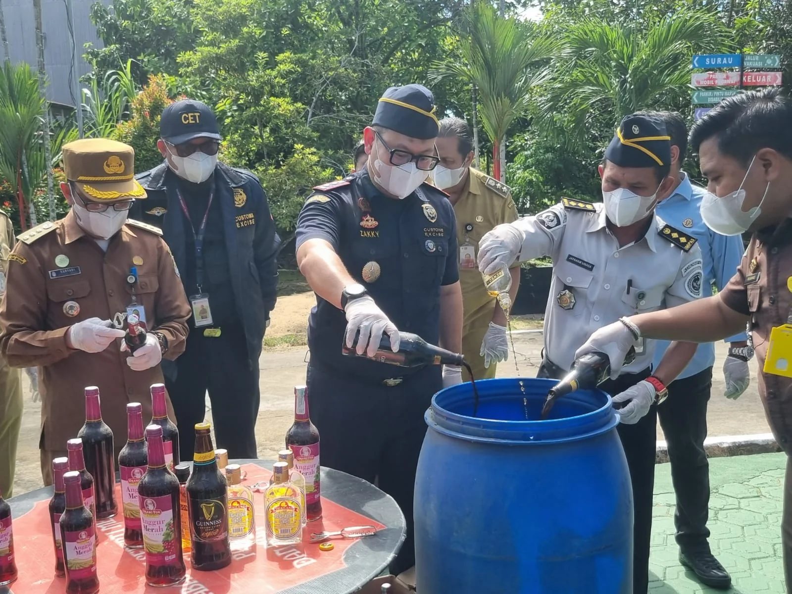 MUSNAH -Pemusnahan minuman keras yang telah berkekuatan hukum tetap oleh Kejaksaan Negeri Ketapang (Nur Imam Satria)