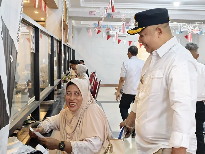DIALOG - Bupati Ketapang Alexander Wilyo saat berdialog dengan warga yang sedang mengurus dokumen kependudukan di Kantor Disdukcapil Kabupaten Ketapang, Rabu (29/04/2026)