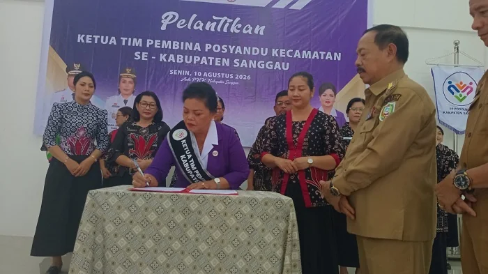 PELANTIKAN - Bupati Kabupaten Sanggau Yohanes Ontot saat menghadiri pelantikan Ketua Tim Pembina Posyandu Kecamatan se-Kabupaten Sanggau yang digelar di Aula PKK Kabupaten Sanggau, Senin (10/8/2026).