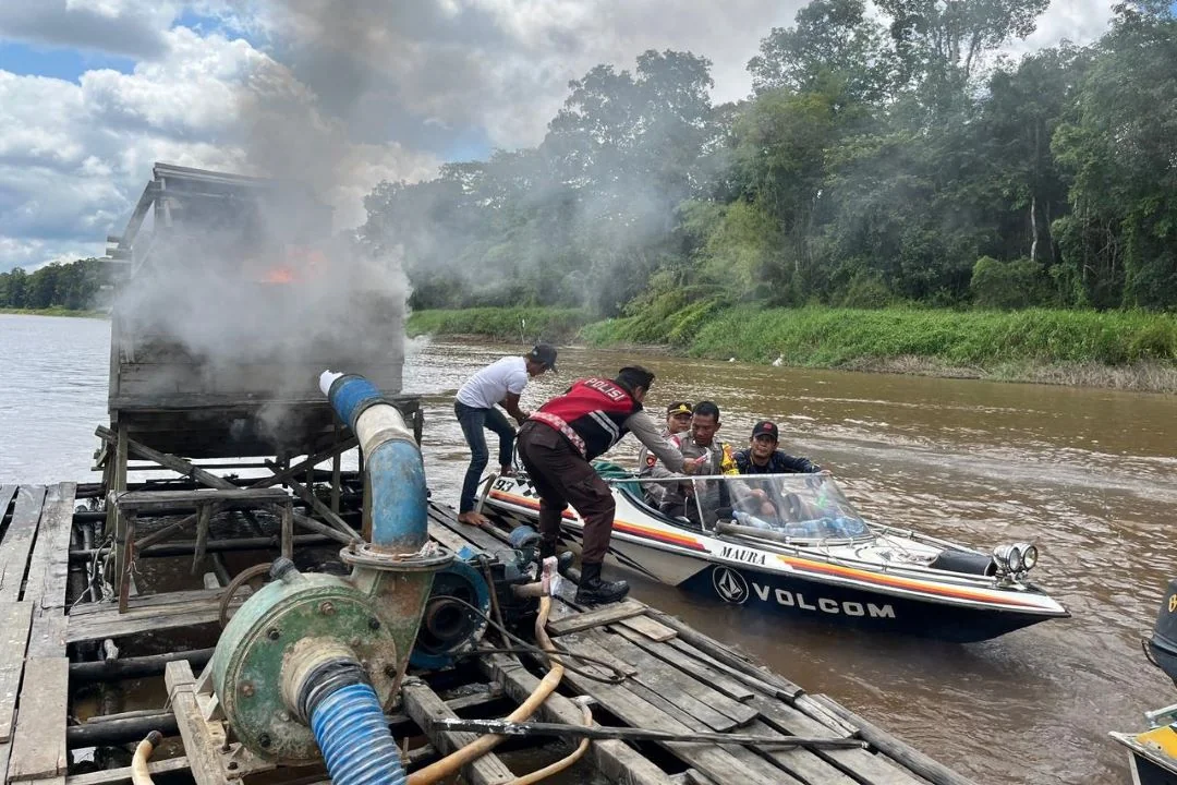 Patroli Gabungan di Kapuas Hulu: Satu Unit Lanting Jek PETI Dibakar Aparat Sebagai Langkah Penertiban. (FOTO: HUMAS POLRES)
