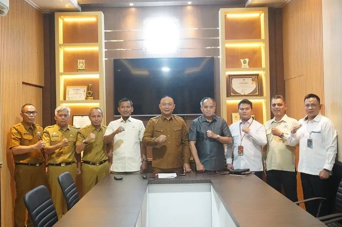 FOTO BERSAMA - Bupati Ketapang beserta Ketua DPRD, Pihak Pertamina dan Hiswana Migas Ketapang usai melakukan pertemuan terkait stok BBM di Ketapang.