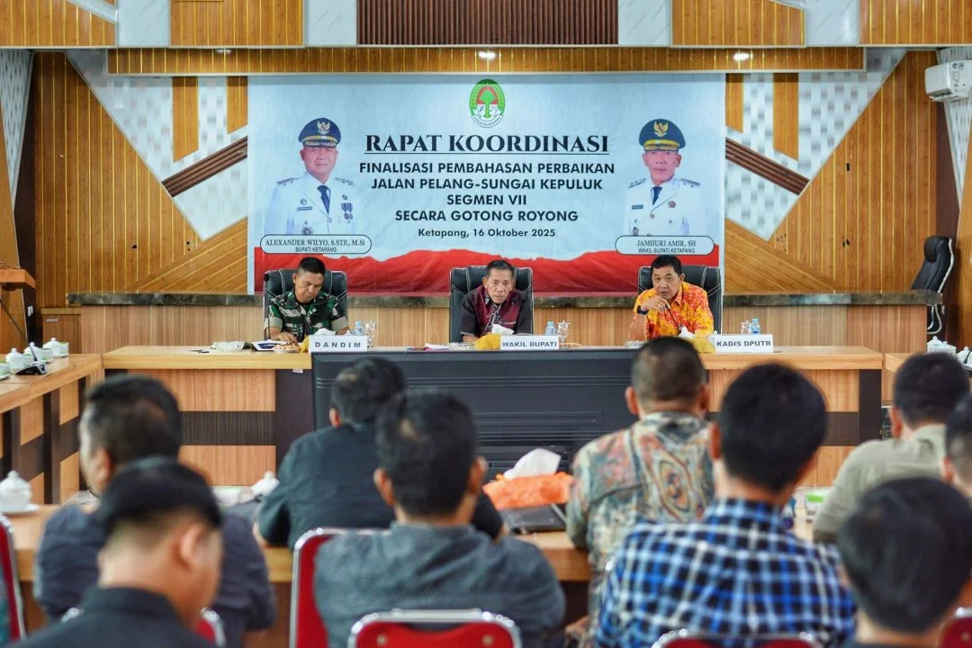 Perbaikan Jalan Pelang-Sungai Kepuluk Ketapang: Sinergi Tiga Pilar (Pemerintah, Perusahaan, TNI) Dikerahkan. (FOTO: PROKOPIM)