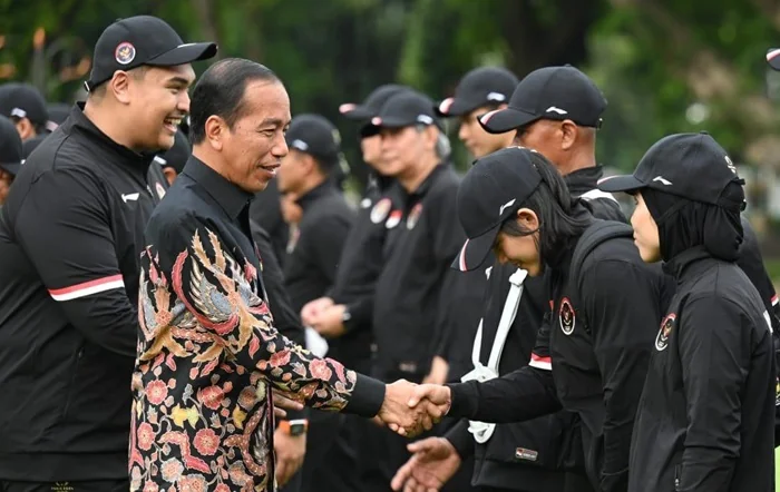 Menteri Pemuda dan Olahraga Republik Indonesia (Menpora RI) Dito Ariotedjo, mendampingi Presiden Joko Widodo (Jokowi) melepas kontingen Indonesia yang akan berlaga di Olimpiade 2024 Paris di Istana Merdeka, Jakarta, Rabu (10/7).(Foto: Muchlis Jr/Biro Pers
