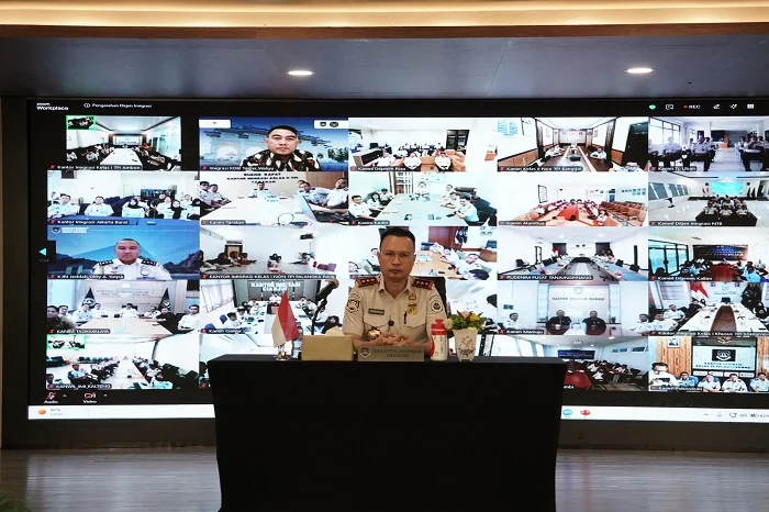 Direktur Jenderal Imigrasi, Hendarsam Marantoko, saat memberikan arahan kepala seluruh petugas Imigrasi di seluruh Indonesia secara hybrid di Aula Ditjen Imigrasi, Selasa 9 Juni 2026.