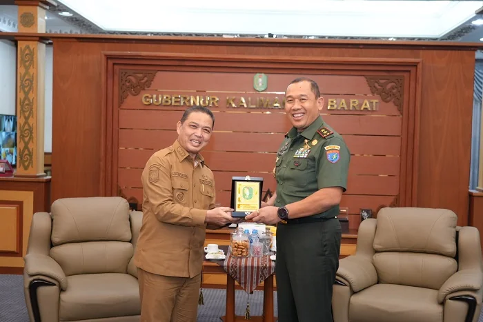 CINDREMATA - Gubernur Kalimantan Barat Ria Norsan saat menyerahkan cindremata kepada Pangdam XII Tanjungpura Mayjen TNI. Jamallulael, S.Sos., M.Si., pada momen kunjungan terakhir Pangdam di Ruang Kerja Gubernur, pada Senin (12/1/2026).