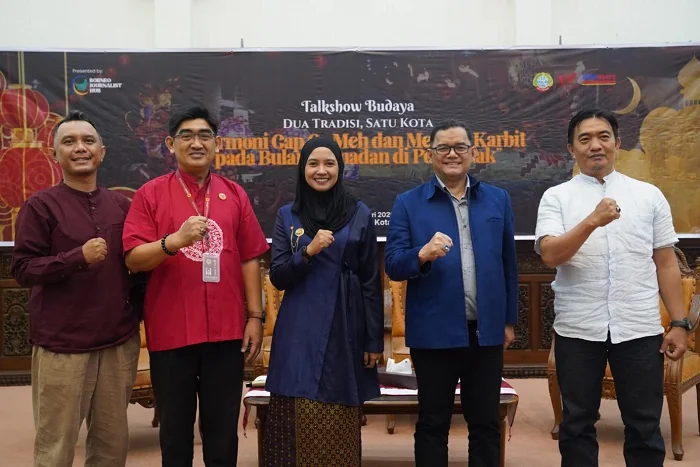 FOTO BERSAMA - Anggota DPRD Kalbar Zulfydar Zaidar berfoto bersama dengan para pembicara dalam Talk Show Budaya Dua Tradisi Satu Kota “Harmoni Cap Go Meh dan Meriam Karbit di Bulan Ramadan di Kota Pontianak” yang diinisiasi Borneo Journalist Hub di Aula R