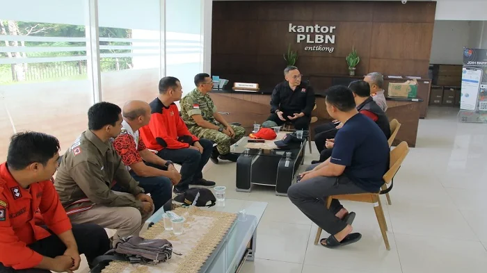 KOORDINASI -Kepala Seksi Wilayah II Pontianak, Sahat Irawan Manik saat berkoordinasi bersama stakeholder terkait di Kantor PLBN Entikong, Jumat (14/08/2026)/Istimewa.