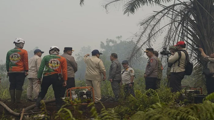 TINJAU - Presiden RI Prabowo Subianto saat meninjau lokasi kebakaran hutan dan Lahan di Desa Limbung, Kabupaten Kubu Raya, Sabtu ( 22/8/2026) Prabawo turut mengintruksikan agar Gubernur Ria Norsan Percepat Penanganan Karhutlah di Kalimantan Barat.