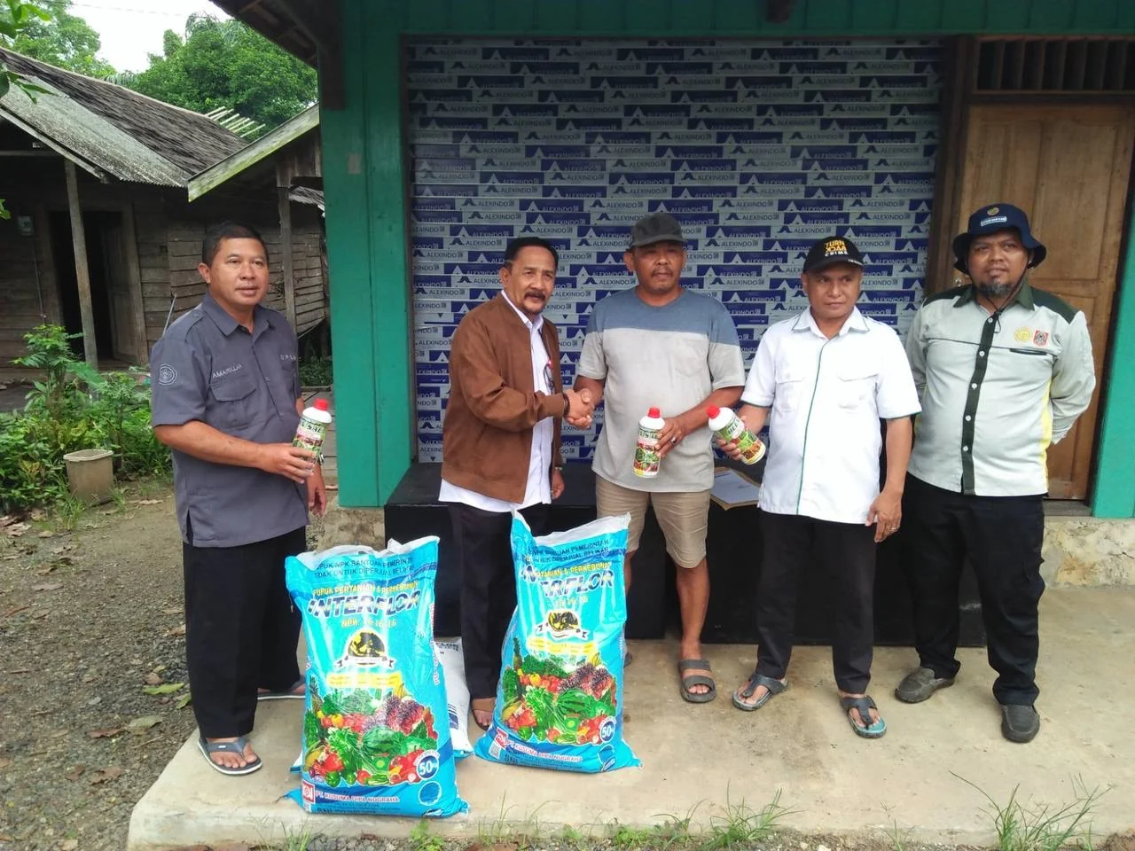 DORONG KETAHANAN PANGAN, DPKP KALSEL SALURKAN 21 TON PUPUK KE PETANI KOTABARU