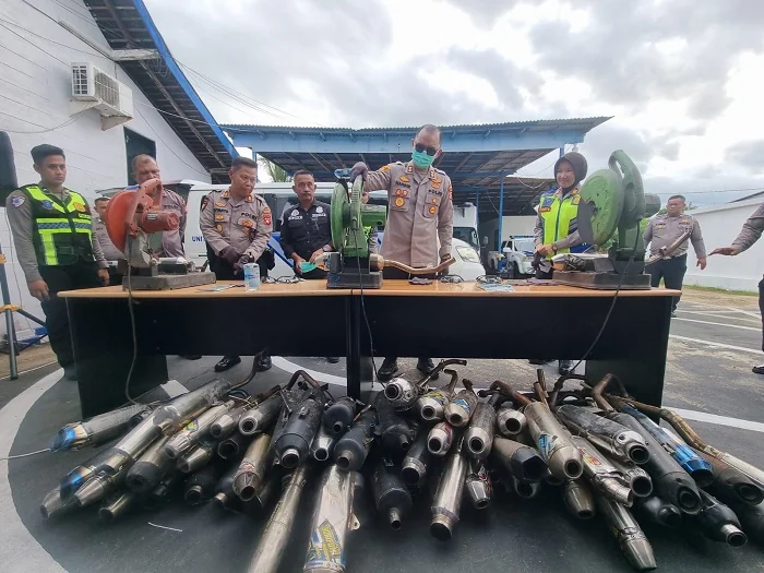 PEMUSNAHAN - Kapolres Ketapang AKBP Muhammad Harris saat memotong knalpot brong hasil barang bukti pelanggaran di Satlantas Polres Ketapang