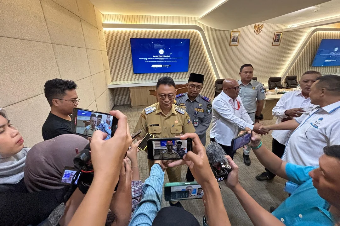 Wali Kota Pontianak Edi Rusdi Kamtono saat diwawancarai usai memimpin Rapat Koordinasi soal jam operasional kendaraan angkutan berat. (FOTO: PROKOPIM)