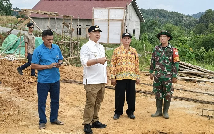 TINJAU - Bupati Ketapang Alexander Wilyo saat meninjau progres pembangunan gedung/gerai Koperasi Desa Merah Putih (KDMP) di Desa Semandang Kiri pada Jumat (13/2/2026)