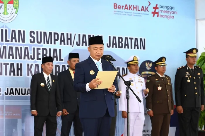 PELANTIKAN _- Bupati Kabupaten Ketapang Alexander Wilyo saat melantik sejumlah pejabat administrator dan struktural di Pendopo Bupati Ketapang.