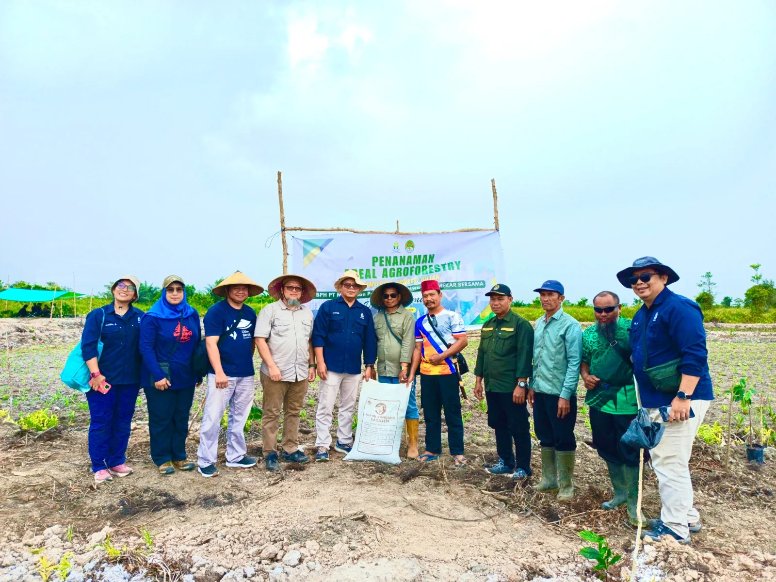 Foto bersama para pihak yang terlibat dalam penghijauan area yang rawan Karhutla di Desa Sukamaju, Ketapang