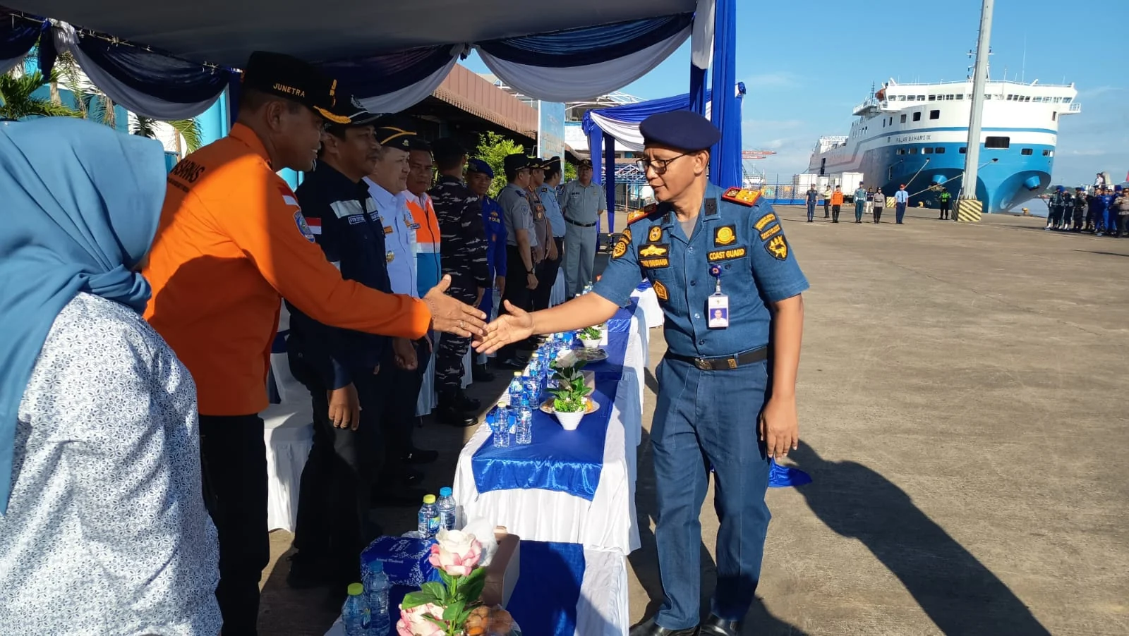 APEL - Kepala KSOP Kelas I Pontianak, Dr. Capt. Dian Wahdiana bersalaman dengan para peserta Apel Kesiapan Posko Terpadu KSOP Kelas I Pontianak, Kamis (18/12/2025)