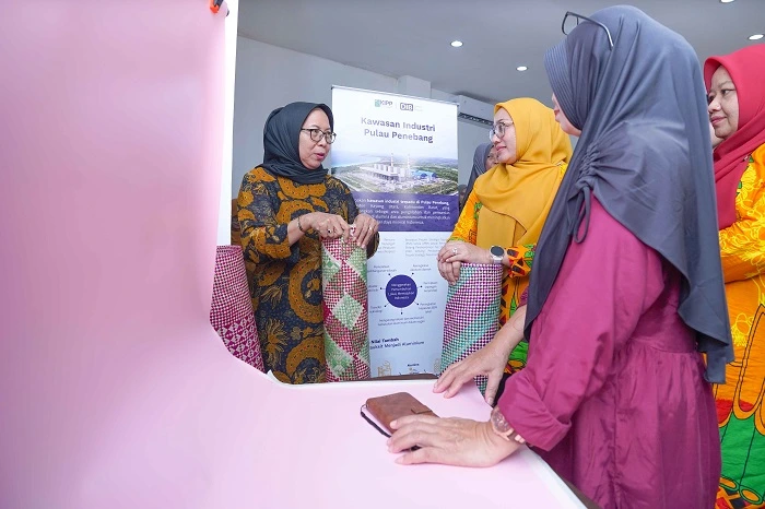 Narasumber pelatihan menunjukkan hasil kerajinan anyaman lokal dalam kegiatan penguatan potensi UMKM di Hotel Mahkota Sukadana, Kabupaten Kayong Utara, Selasa (20/10/2026).