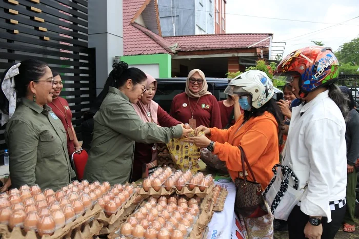BAZAR - Sejumlah Warga  membeli telur saat bazar murah yang digelar di halaman Kantor PKK Provinsi Kalbar, Kamis (30/4/2026)