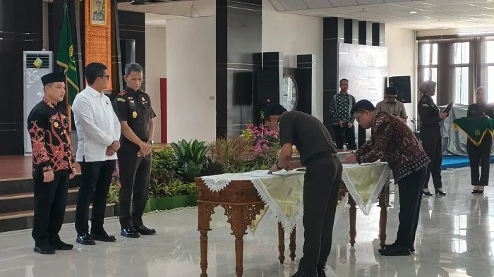 NOTA MoU -Penandatanganan Nota Kesepahaman antara Kejaksaan Tinggi Kalbar dan Pemprov Kalbar, serta penandatanganan perjanjian kerja sama antara Kejaksaan Negeri se-Kalbar dan pemerintah kabupaten/kota, yang digelar di Pontianak, Kamis (4/12/2025).