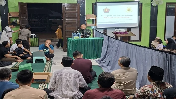 EDUKASI -Kelompok 1 Perwira Siswa Pendidikan Reguler (Pasis Dikreg) Sesko TNI AL Angkatan 66 saat memberikan edukasi pencegahan karhutla kepada masyarakat di Masjid Baitul Haq, Desa Limbung, Kabupaten Kubu Raya, Rabu (2/9/2026).