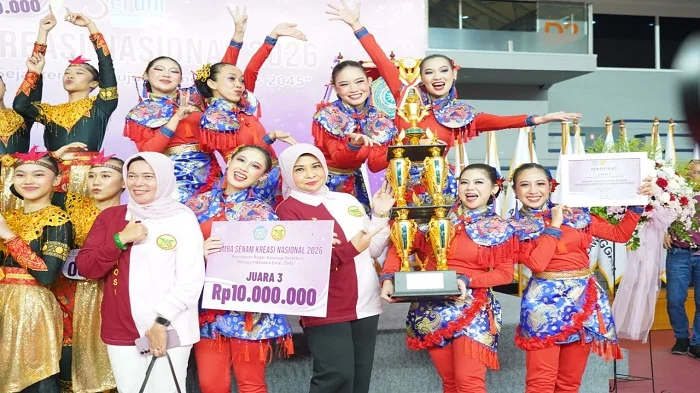 Ketua Perwosi Kalbar, Windy Prihastari saat berselebrasi tim atlet Senam Kreasi binaan Perwosi Kalbar berhasil meraih juara tiga dalam Lomba Senam Kreasi Nasional 2026 yang digelar di GOR Soemantri Brodjonegoro, Jakarta, Rabu (23/9/2026)