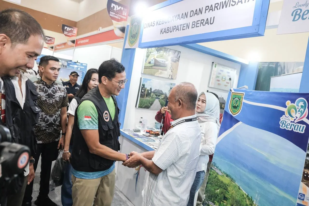 Menparekraf Sandiaga Uno mengunjungi stand pameran Kabupaten Burau.