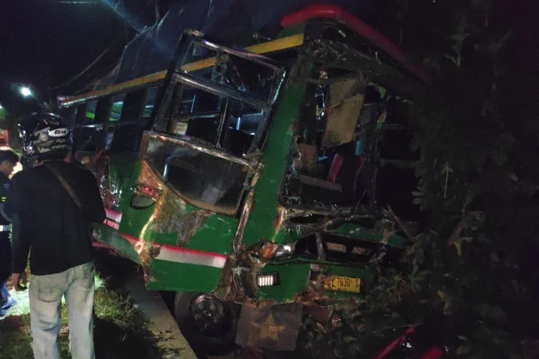 Salah satu microbus yang terlibat kecelakaan rusak parah pasca kejadian. | Kecelakaan Beruntun di Sanggau: Rem Blong Diduga Jadi Pemicu, Tiga Kendaraan Rusak. (FOTO: ISTIMEWA)