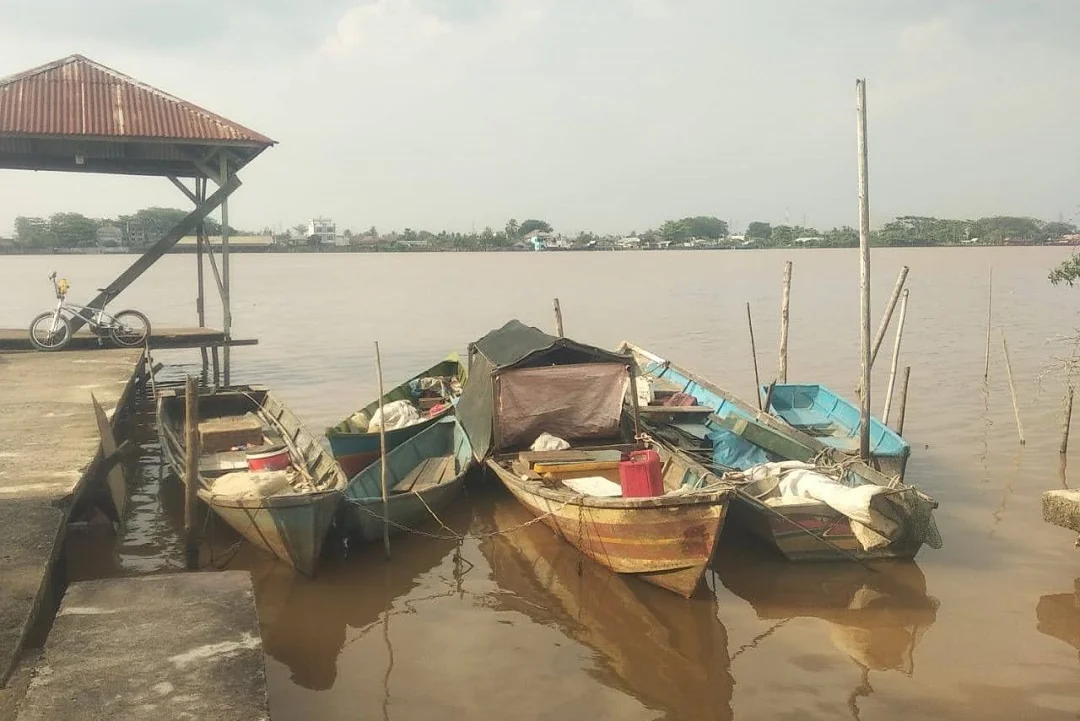 Keadaan dermaga tempat menyewa motor sampan perahu di tepi sungai kapuas, di Pontianak Barat yang belum dikelola menarik. (FOTO: HERFIN YULIANTO)