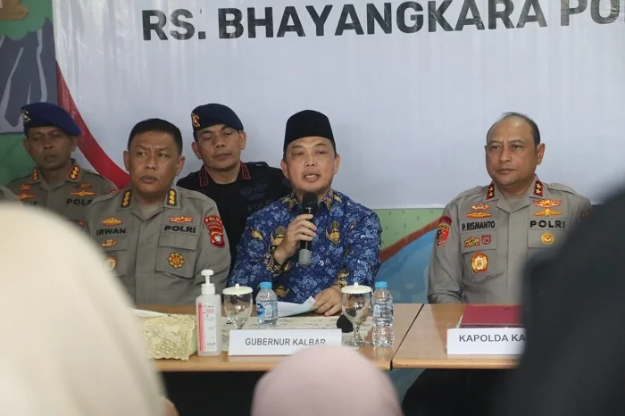 DUKA CITA - Gubernur Ria Norsan saat menyampaikan duka cita pada keluarga korban kecelakaan Helikopter PK-CFX pada Konferensi Pers di RS Bhayangkara Pontianak, Jumat (17/4/2025)