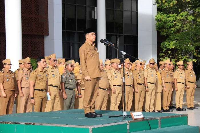 APEL PAGI -Gubernur Kalbar, Ria Norsan, saat memimpin Apel Awal Tahun 2026 bersama seluruh perangkat ASN di Lingkungan Pemprov Kalbar, pada Senin (5/1/2026) pagi.