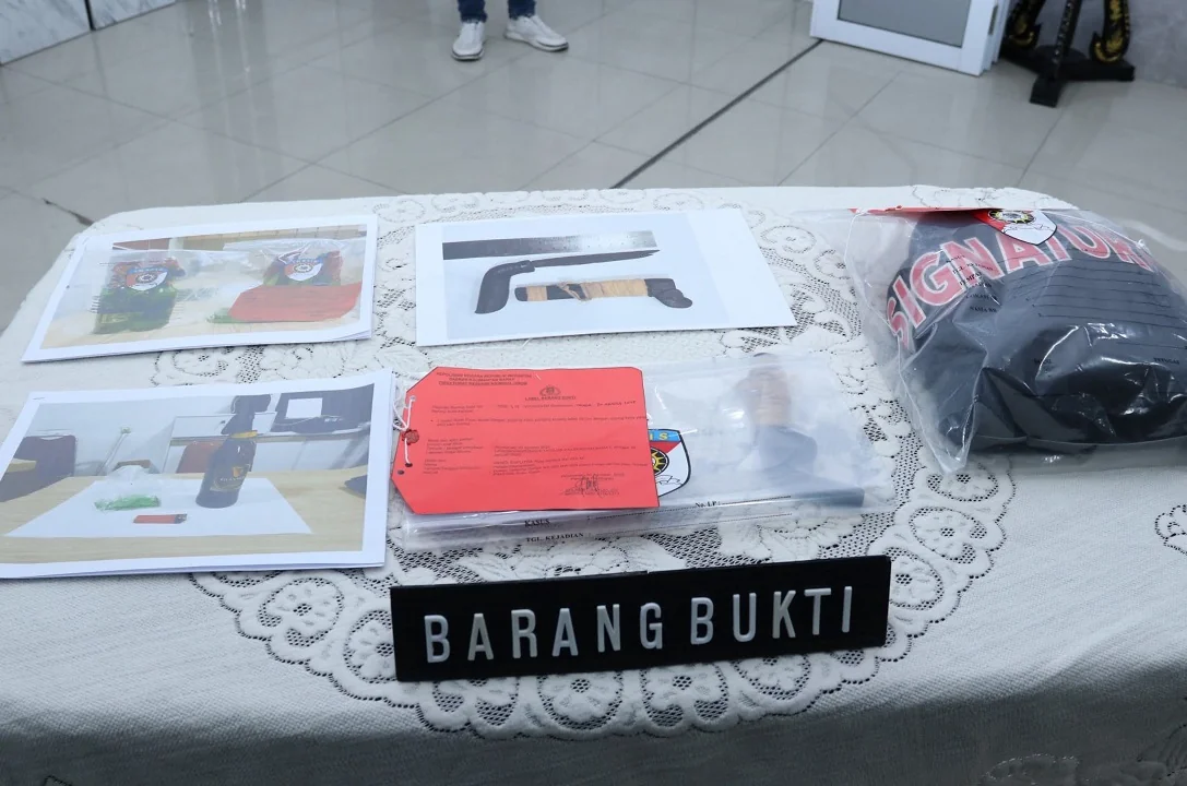 Empat Penyusup Aksi Massa di Mapolda Kalbar Ditangkap, Bom Molotov dan Sajam Disita. (FOTO: HUMAS POLDA)