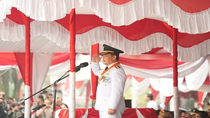 UPACARA - Gubernur Ria Norsan saat memimpin Upacara pada peringatan Kemerdekaan Indonesia ke 81 di Halaman Kantor Gubernur Kalbar, Senin (17/8/2026)