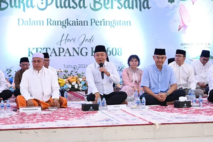 SAMBUTAN - Bupati Kabupaten Ketapang Alexander Wilyo saat memberikan sambutan dalam kegiatan buka puasa bersama yang digelar di Pendopo Rumah Jabatan Bupati, Rabu (11/3/2026)