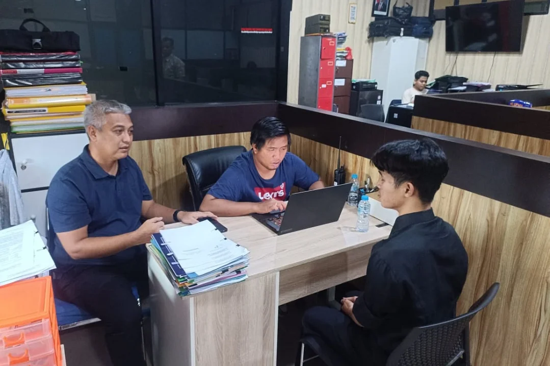 Polda Kalbar Resmi Tetapkan dan Tahan Konten Kreator Riezky Kabah Terkait Kasus ITE. (FOTO: HUMAS POLDA)