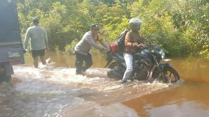 kendaraan warga yang mogok terendam banjir di Jalan Trans Kalimantan,


Artikel ini telah tayang di TribunPontianak.co.id dengan judul Jalan Trans Kalimantan Tayan-Pontianak Terendam Banjir, Polisi Lakukan Pengaturan Lalu Lintas, https://pontianak.tribunn