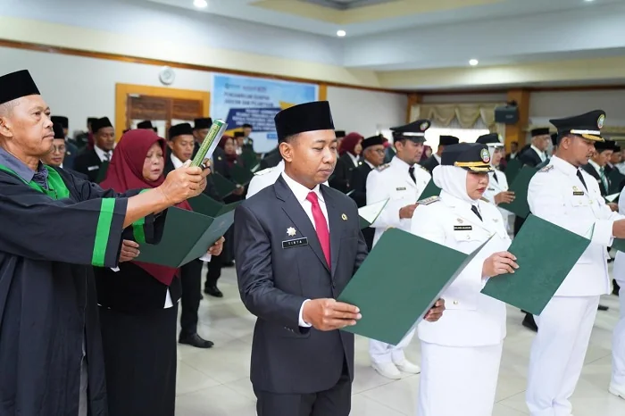 JANJI JABATAN -Kepala Bagian Prokopim Sekretariat Daerah Kota Pontianak Tirta Arifin membacakan sumpah janji jabatan saat dilantik oleh Wali Kota Pontianak Edi Rusdi Kamtono, Rabu 31 Desember 2025.